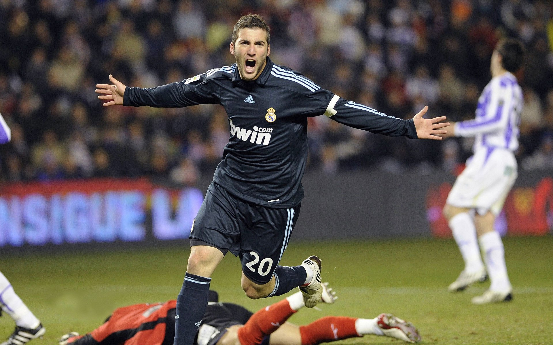 星空体育最新版-西甲高光时刻不断,精彩比赛层出不穷,西甲经典比赛